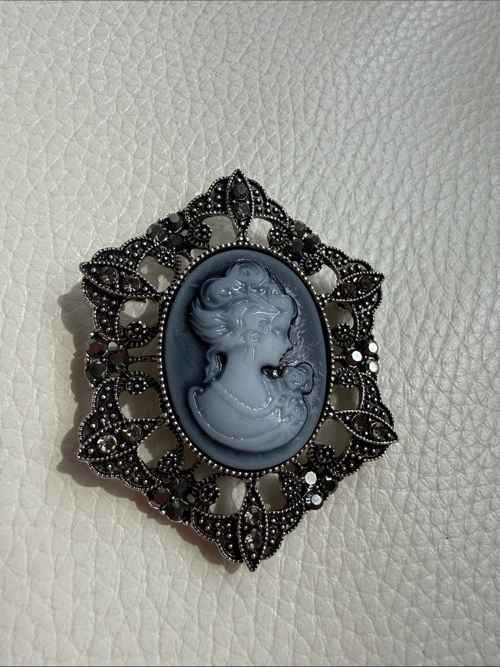 Vintage-Style Black and Gray Cameo Brooch Pin
